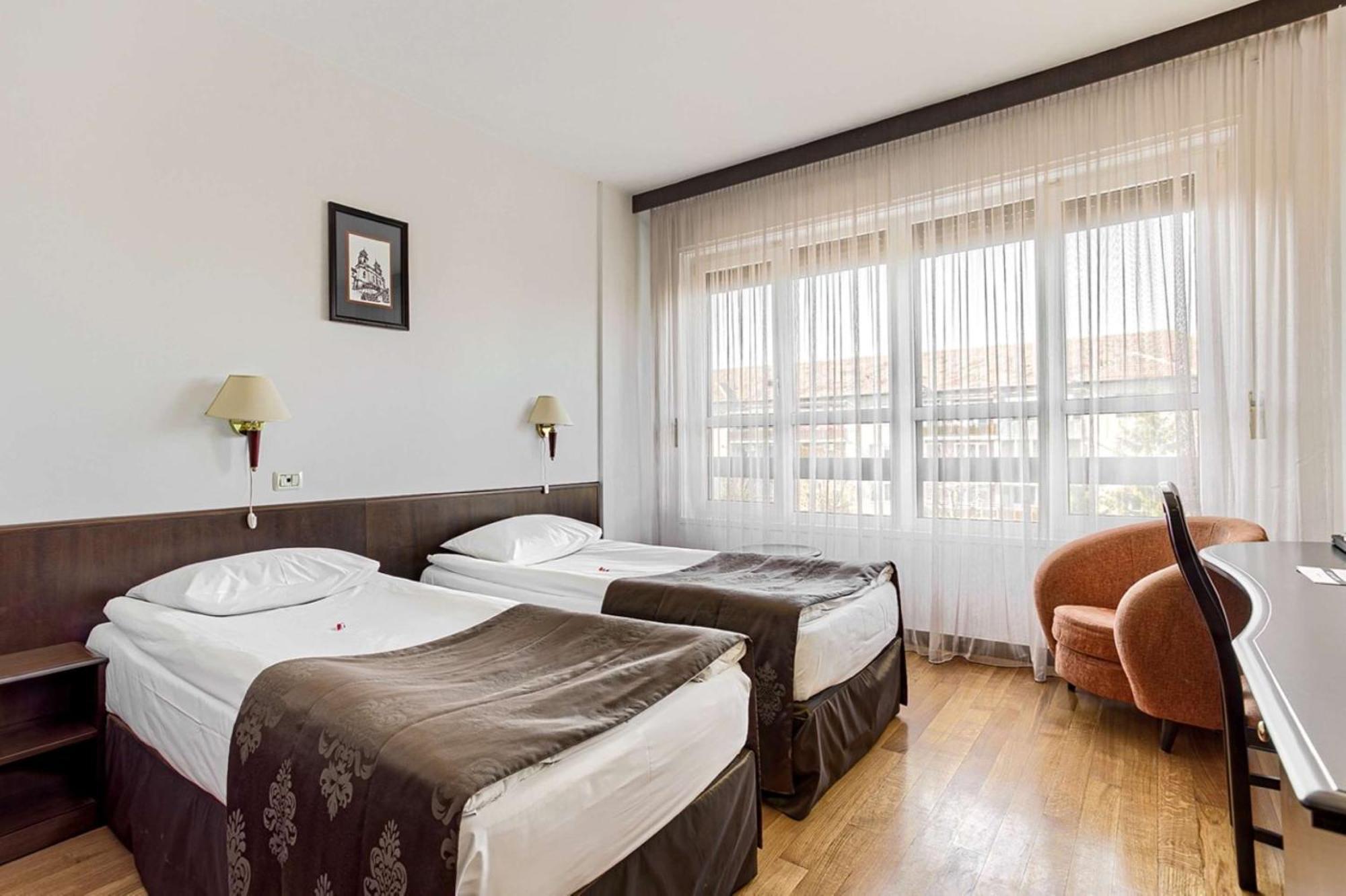 Best Western Central Hotel Арад Экстерьер фото