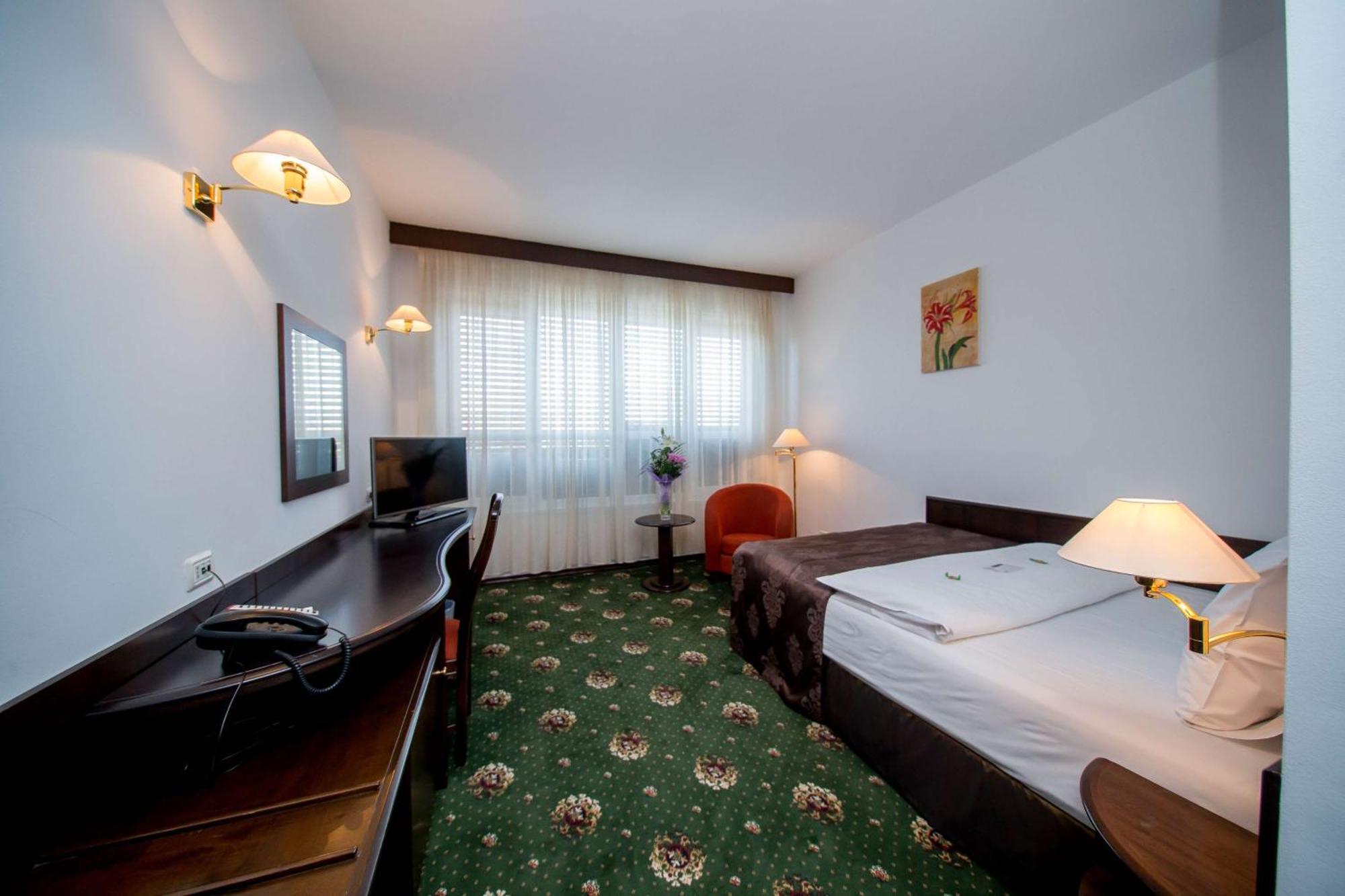 Best Western Central Hotel Арад Экстерьер фото