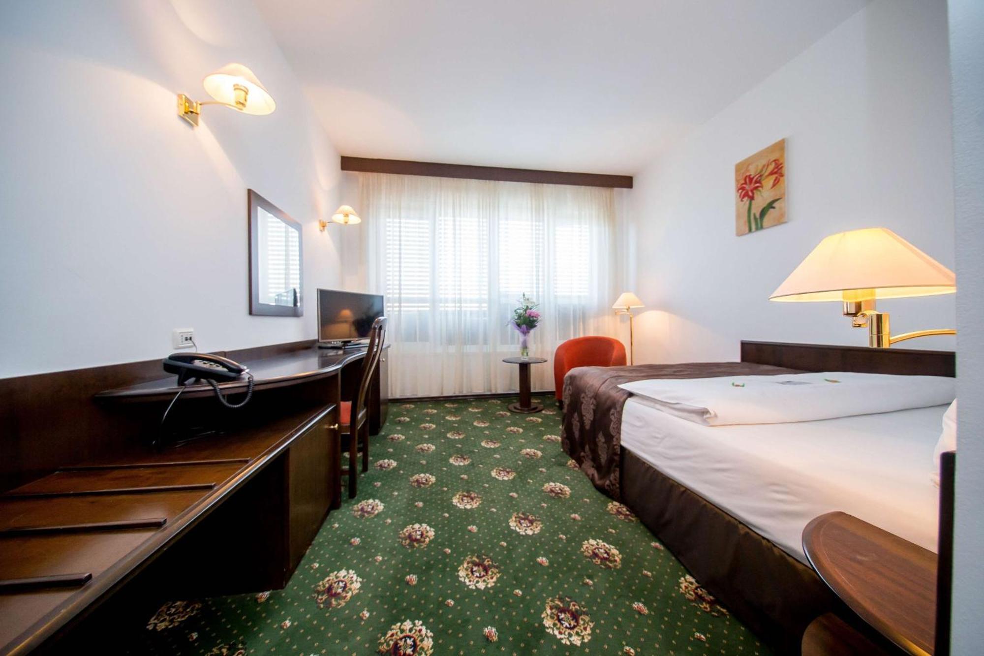 Best Western Central Hotel Арад Экстерьер фото