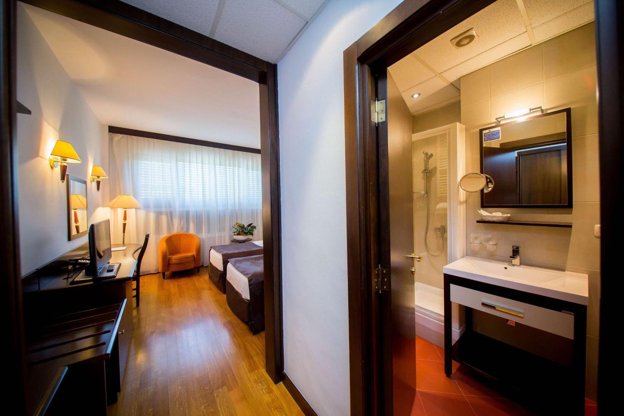 Best Western Central Hotel Арад Экстерьер фото
