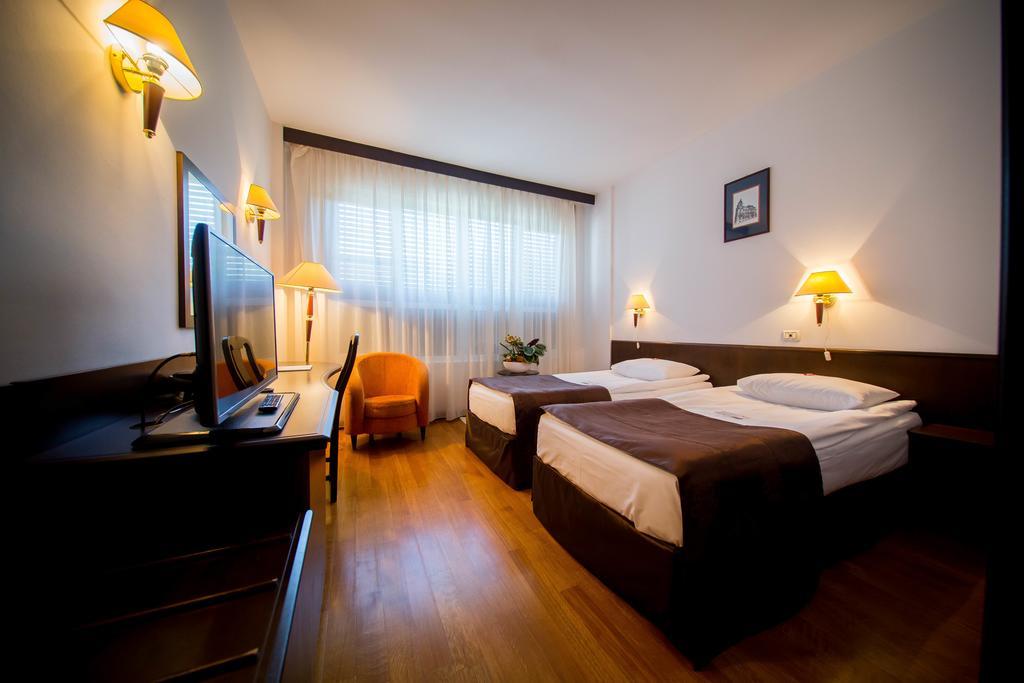 Best Western Central Hotel Арад Экстерьер фото