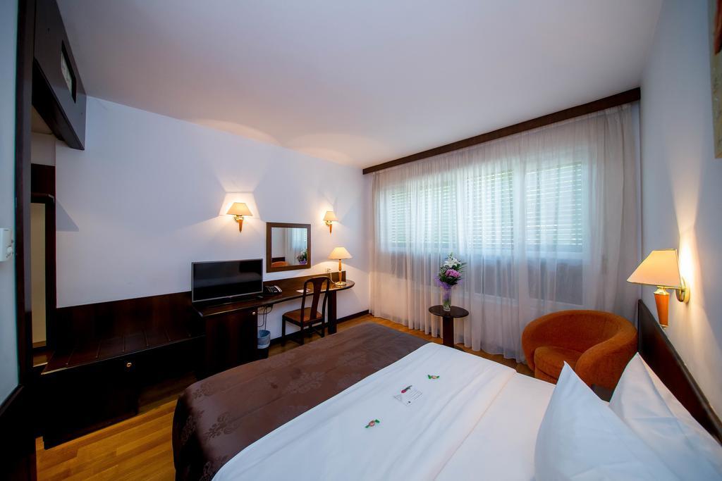 Best Western Central Hotel Арад Экстерьер фото