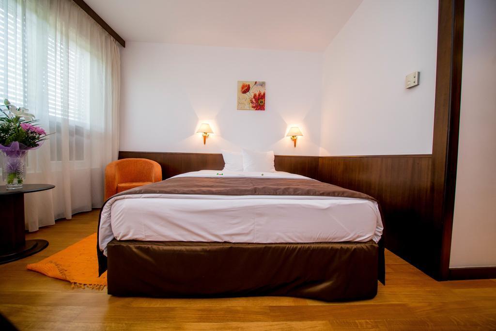 Best Western Central Hotel Арад Экстерьер фото